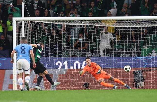 Viktor Gyokeres of Sporting Lisbon scores their sides third goal from penalty past Ederson of Manchester City Sporting Lisbon v Manchester City, UEFA Champions League, Group Stage, Football, Estadio Jose Alvalade, Lisbon, Portugal - 05 Nov 2024 EDITORIAL USE ONLY No use with unauthorised audio, video, data, fixture lists, club league logos or live services. Online in-match use limited to 120 images, no video emulation. No use in betting, games or single club league player publications. Copyright: xMichaelxZemanek Shutterstockx 14863776am