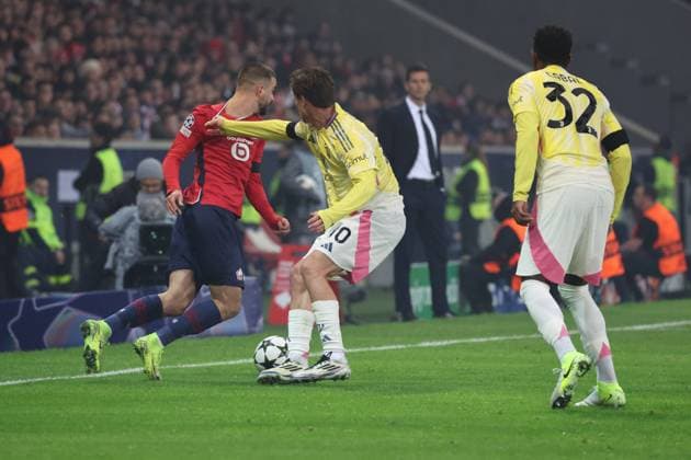 Edon ZHEGROVA (LOSC Lille) et Kenan YILDIZ (Juventus) lors du match LOSC Lille vs Juventus FC, Ligue des Champions, Decathlon Arena stade Pierre Mauroy Villeneuve d Ascq, le 5 novembre 2024 - photo Laurent Sanson Panoramic FOOTBALL : LOSC Lille vs Juventus FC - Ligue des Champions - 05 11 2024 LaurentSanson Panoramic 