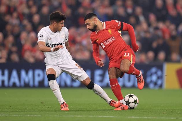 Fußball UEFA-Champions-League-Phase Liverpool gegen Bayer Leverkusen 5. November 2024 UEFA-Champions-League-Phase Liverpool gegen Bayer Leverkusen Mohamed Salah von Liverpool gegen Piero Hincapie von Bayer Leverkusen Foto Simon Stacpoole Abseits Liverpool UK  Copyright: xSimonxStacpoolexOffside