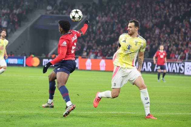 Jonathan DAVID (LOSC Lille) et Federico GATTI (Juventus) lors du match LOSC Lille vs Juventus FC, Ligue des Champions, Decathlon Arena stade Pierre Mauroy Villeneuve d Ascq, le 5 novembre 2024 - photo Laurent Sanson Panoramic FOOTBALL : LOSC Lille vs Juventus FC - Ligue des Champions - 05 11 2024 LaurentSanson Panoramic 