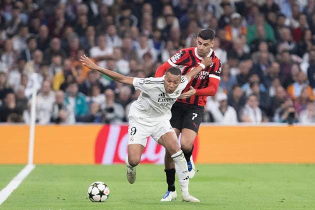 UEFA champions league - Real Madrid vs AC Milan MADRID, SPAIN - November 5: Kylian Mbappe of Real Madrid and Alvaro Morata of AC Milan fight for the ball aduring the UEFA champions league 2024 25 match between Real Madrid and AC Milan at Santiago Bernabeu Stadium. (Photo by Guillermo Martinez) Madrid Santiago BernabÃ u Stadium Spain Copyright: xGuillermoxMartinezx