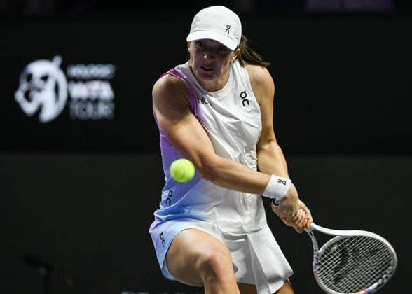 WTA, Tennis Damen Finals 2024 - Day 4 RIYADH, SAUDI ARABIA - NOVEMBER 05: Iga Swiatek of Poland during her match against Coco Gauff of USA, on day 4 of the 2024 WTA Finals, part of the Hologic WTA Tour, held at King Saud University Indoor Arena on November 05, 2024, in Riyadh, Saudi Arabia. Riyadh Saudi Arabia  Copyright: xArturxWidakx originalFilename:widak-wtafinal241105_npf8P.jpg