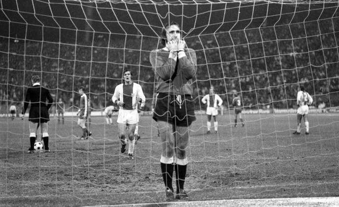 23.10.74 FC Bayern München - 1. FC Magdeburg Deutschland, München, 23.10.1974, Fussball, Europapokal der Landesmeister, Achtelfinale, FC Bayern München - 1. FC Magdeburg (3:2): Ulrich Schulze (1. FC Magdeburg) vor dem Elfmeter Tor 1:2 Müller. *** 23 10 74 FC Bayern München 1 FC Magdeburg Germany, Munich, 23 10 1974, Football, European Cup, Round of 16, FC Bayern München 1 FC Magdeburg 3 2 Ulrich Schulze 1 FC Magdeburg before the penalty goal 1 2 Müller