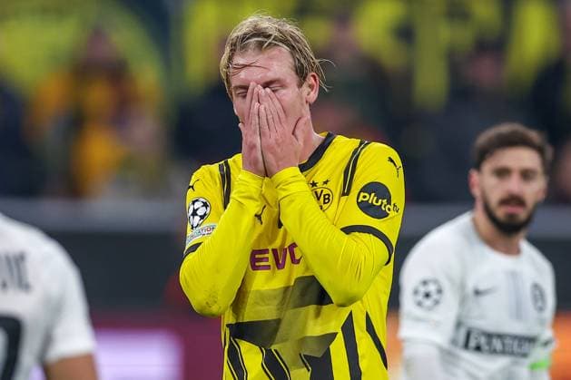 Sport Themen der Woche KW45 Sport Bilder des Tages 05.11.2024, Fußball, UEFA Champions League, Borussia Dortmund - SK Sturm Graz, 4. Spieltag, Signal Iduna Park, Saison 2024 2025: Julian Brandt (BVB 10) steht enttäuscht mit den Händen vorm Gesicht gestikulierend auf dem Spielfeld, Enttäuschung Nordrhein-Westfalen Deutschland *** 05 11 2024, Football, UEFA Champions League, Borussia Dortmund SK Sturm Graz, Matchday 4, Signal Iduna Park, Season 2024 2025 Julian Brandt BVB 10 stands disappointed on the pitch gesticulating with his hands in front of his face, Disappointment North Rhine-Westphalia Germany