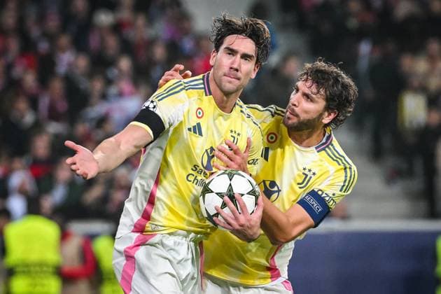 November 5, 2024, Villeneuve-D ascq, France, France: Dusan VLAHOVIC of Juventus celebrate his goal with Manuel LOCATELLI of Juventus during the UEFA Champions League, League Phase MD4 match between Lille OSC (LOSC) and Juventus FC at Pierre Mauroy Stadium on November 05, 2024 in Villeneuve-d Ascq near Lille, France. Villeneuve-D ascq France - ZUMAm308 20241105_zsp_m308_007 Copyright: xMatthieuxMirvillex