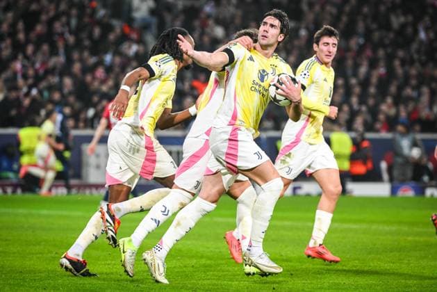 November 5, 2024, Villeneuve-D ascq, France, France: Dusan VLAHOVIC of Juventus celebrate his goal with teammates during the UEFA Champions League, League Phase MD4 match between Lille OSC (LOSC) and Juventus FC at Pierre Mauroy Stadium on November 05, 2024 in Villeneuve-d Ascq near Lille, France. Villeneuve-D ascq France - ZUMAm308 20241105_zsp_m308_009 Copyright: xMatthieuxMirvillex
