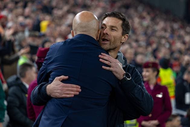 Football - UEFA Champions League - League Phase - Liverpool FC v Bayer Leverkusen LIVERPOOL, ENGLAND - Tuesday, November 5, 2024: Liverpool s head coach Arne Slot (L) embraces Bayer Leverkusen s head coach Xabi Alonso before the UEFA Champions League game between Liverpool FC and Bayer Leverkusen at Anfield. (Photo by David Rawcliffe Propaganda) LIVERPOOL Anfield MERSEYSIDE ENGLAND  Copyright: xDavidxRawcliffex P2024-11-05-Liverpool_Leverkusen-3