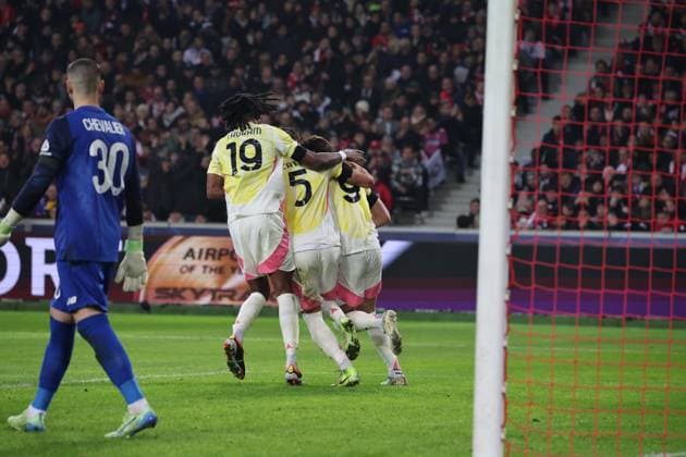Joie des joueurs de la Juventus après le but sur penalty de Dusan VLAHOVIC (Juventus) lors du match LOSC Lille vs Juventus FC, Ligue des Champions, Decathlon Arena stade Pierre Mauroy Villeneuve d Ascq, le 5 novembre 2024 - photo Laurent Sanson Panoramic FOOTBALL : LOSC Lille vs Juventus FC - Ligue des Champions - 05 11 2024 LaurentSanson Panoramic 