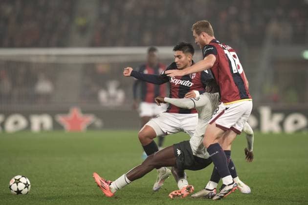 Monaco s Wilfried Singo fights for the ball with Bologna s Santiago Castro and Bologna s Tommaso Pobega during the Uefa Champions League 2024 2025 soccer match between Bologna and Monaco at Renato Dall Ara Stadium - Soccer - Bologna, Italy - Tuesday November 5, 2024  Copyright: xMassimoxPaolone LaPressex