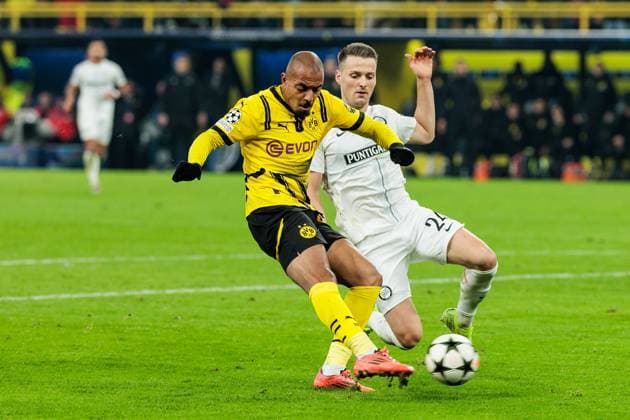 UEFA Champions League Borussia Dortmund SK Sturm Graz 05 11 2024 Donyell Malen Borussia Dortmund, 21 shoots the 1 0, Dimitri Lavalee SK Sturm Graz, 24 UEFA Champions League Borussia Dortmund SK Sturm Graz, Dortmund, SIGNAL IDUNA PARK Copyright: xBEAUTIFULxSPORTS Wunderlx