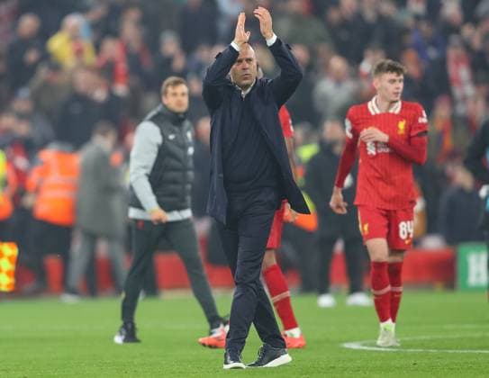 UEFA Champions League, League Stage Liverpool v Bayer 04 Leverkusen Arne Slot manager celebrates the win with the fans during the UEFA Champions League, League Stage match Liverpool vs Bayer 04 Leverkusen at Anfield, Liverpool, United Kingdom, 5th November 2024 (Photo by Gareth Evans News Images) Liverpool Anfield Merseyside United Kingdom Copyright: xGarethxEvans NewsxImagesx