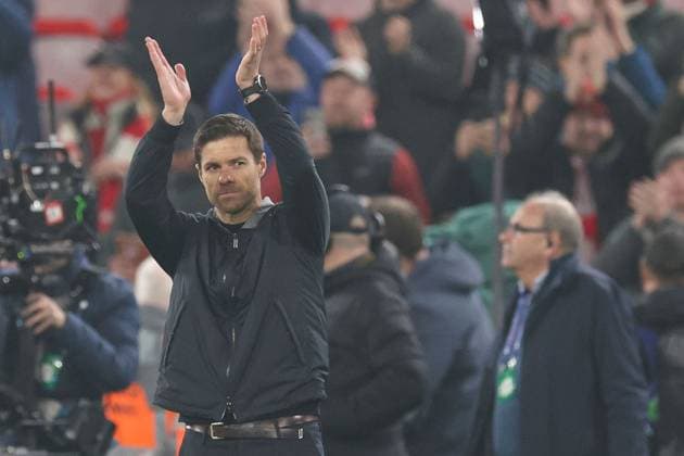 Sport Bilder des Tages Bayer 04 Leverkusen head coach Xabi Alonso applauds the fans at full-time Liverpool v Bayer 04 Leverkusen, UEFA Champions League, Group Stage, Football, Anfield, Liverpool, UK - 05 Nov 2024 EDITORIAL USE ONLY No use with unauthorised audio, video, data, fixture lists, club league logos or live services. Online in-match use limited to 120 images, no video emulation. No use in betting, games or single club league player publications. Copyright: xPaulxCurrie Shutterstockx 14863785dz