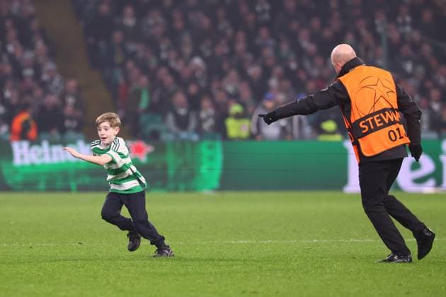 Celtic Glasgow RB Leipzig Champions League Glasgow, 05 11 2024, Celtic Park, Fußball, UEFA Champions League, 4 Spieltag , Celtic Glasgow vs RB Leipzig , Im Bild junger Flitzer , Only editorial use Foto nur zur redaktionellen Nutzung bestimmt , UEFA regulations prohibit any use of photographs as image sequences and or quasi video ,