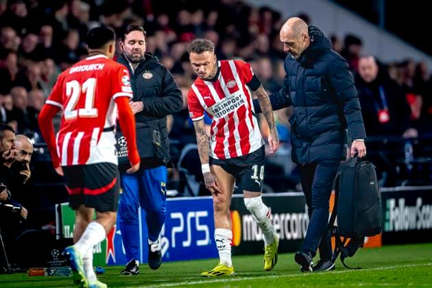 PSV Eindhoven forwarder Noa Lang gets injured and leaves the pitch, during the match PSV Girona at the Philips stadium for the UEFA Champions League League phase Matchday 4 season 2024 2025 in EINDHOVEN, Netherlands on 5 november 2024, photo by Marcel van Dorst EYE4images DeFodi Images not used in POL SRB CRO FRA GBR NED ITA USA Defodi 746 198219 Defodi-746 not used in POL SRB CRO FRA GBR NED ITA USA