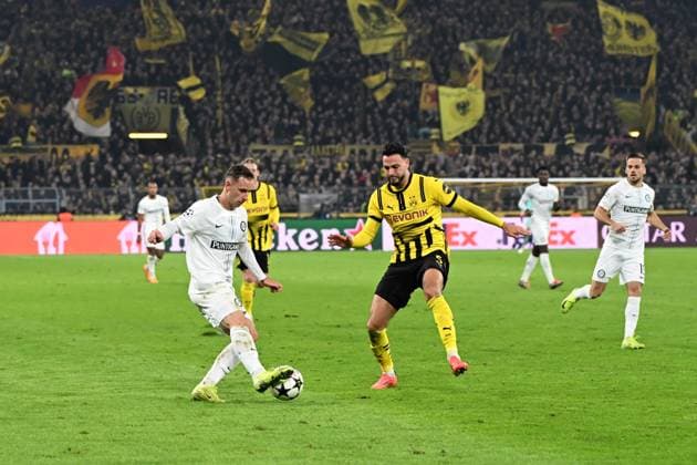 Lovro Zvonarek SK Sturm Graz and Ramy Bensebaini Borussia Dortmund in a duel during the UEFA Champions League 2024 25 League Phase 4 matchday match between Borussia Dortmund and SK Sturm Graz, SIGNAL IDUNA PARK on November 05, 2024 in Dortmund, Germany, Germany Photo by Ralf Treese DeFodi Images Lovro Zvonarek SK Sturm Graz and Ramy Bensebaini Borussia Dortmund in a duel during the UEFA Champions League 2024 25 League Phase MD4 match between Borussia Dortmund and SK Sturm Graz at Signal Iduna Park on November 5, 2024 in Dortmund, Germany not used in POL SRB CRO FRA GBR NED ITA USA Defodi 521 BVBGRA20241105 044 Defodi-521 not used in POL SRB CRO FRA GBR NED ITA USA
