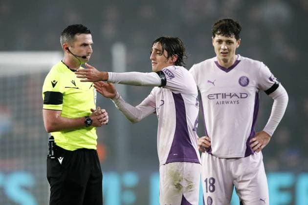 EINDHOVEN - (l-r) referee Michael Oliver, Bryan Gil of Girona FC, Ladislav Krejci of Girona FC during the UEFA Champions league match between PSV Eindhoven and Girona FC at Phillips Stadium on Nov. 5, 2024 in Eindhoven, Netherlands. ANP Hollandse Hoogte BART STOUTJESDIJK UEFA Champions League 2024 25 League Phase MD4 2024 25 xVIxANPxSportx xBartxStoutjesdijkxIVx 512778952 originalFilename: 512778952.jpg