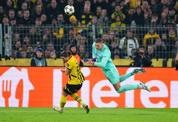 Champions League Round 4: BvB Dortmund v SK Sturm Graz November 05 2024: Kjell Scherpen of SK Sturm Graz controls the ball during a Champions League Round 4 game, BvB Dortmund v SK Sturm Graz at Signal Luna Park, Dortmund, Germany. Ulrik Pedersen CSM (Credit Image: Â Ulrik Pedersen Cal Media) Dortmund Germany EDITORIAL USE ONLY Copyright: xx ZUMA-20241105_zma_c04_052.jpg UlrikxPedersenx csmphotothree314795
