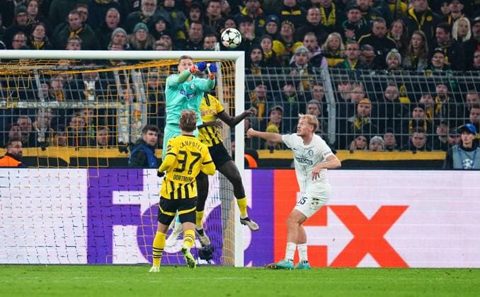 Champions League Round 4: BvB Dortmund v SK Sturm Graz November 05 2024: Kjell Scherpen of SK Sturm Graz controls the ball during a Champions League Round 4 game, BvB Dortmund v SK Sturm Graz at Signal Luna Park, Dortmund, Germany. Ulrik Pedersen CSM (Credit Image: Â Ulrik Pedersen Cal Media) Dortmund Germany EDITORIAL USE ONLY Copyright: xx ZUMA-20241105_zma_c04_044.jpg UlrikxPedersenx csmphotothree314803