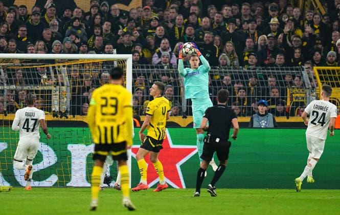 Champions League Round 4: BvB Dortmund v SK Sturm Graz November 05 2024: Kjell Scherpen of SK Sturm Graz controls the ball during a Champions League Round 4 game, BvB Dortmund v SK Sturm Graz at Signal Luna Park, Dortmund, Germany. Ulrik Pedersen CSM (Credit Image: Â Ulrik Pedersen Cal Media) Dortmund Germany EDITORIAL USE ONLY Copyright: xx ZUMA-20241105_zma_c04_054.jpg UlrikxPedersenx csmphotothree314804