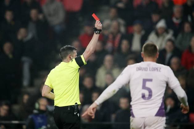 Sport Bilder des Tages EINDHOVEN - (l-r) referee Michael Oliver gives red, David Lopez of Girona FC during the UEFA Champions league match between PSV Eindhoven and Girona FC at Phillips Stadium on Nov. 5, 2024 in Eindhoven, Netherlands. ANP Hollandse Hoogte BART STOUTJESDIJK UEFA Champions League 2024 25 League Phase MD4 2024 25 xVIxANPxSportx xBartxStoutjesdijkxIVx 512779382 originalFilename: 512779382.jpg