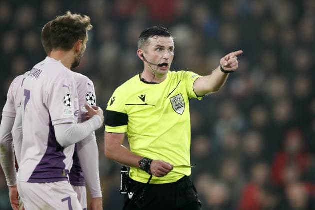 EINDHOVEN - (l-r) Cristhian Stuani of Girona FC, referee Michael Oliver during the UEFA Champions league match between PSV Eindhoven and Girona FC at Phillips Stadium on Nov. 5, 2024 in Eindhoven, Netherlands. ANP Hollandse Hoogte BART STOUTJESDIJK UEFA Champions League 2024 25 League Phase MD4 2024 25 xVIxANPxSportx xBartxStoutjesdijkxIVx 512779742 originalFilename: 512779742.jpg