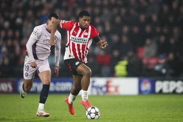 EINDHOVEN - (l-r) Bojan Miovski of Girona FC, Ryan Flamingo of PSV Eindhoven during the UEFA Champions league match between PSV Eindhoven and Girona FC at Phillips Stadium on Nov. 5, 2024 in Eindhoven, Netherlands. ANP Hollandse Hoogte BART STOUTJESDIJK UEFA Champions League 2024 25 League Phase MD4 2024 25 xVIxANPxSportx xBartxStoutjesdijkxIVx 512779758 originalFilename: 512779758.jpg