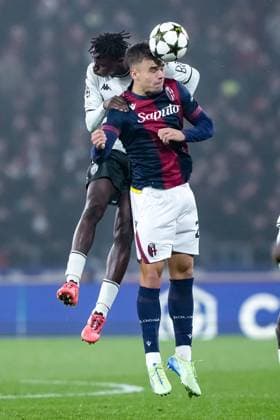 Bologna FC v AS Monaco - UEFA Champions League 2024 25 Thijs Dallinga of Bologna FC and Wilfried Singo of AS Monaco jump for the ball during the UEFA Champions League 2024 25 League Phase MD4 match between Bologna FC and AS Monaco at Stadio Renato Dall™Ara on November 05, 2024 in Bologna, Italy. Bologna Stadio Renato Dall ARA Bologna Italy Copyright: xGiuseppexMaffiax UCL_Bologna-Monaco_051124_DSC3040