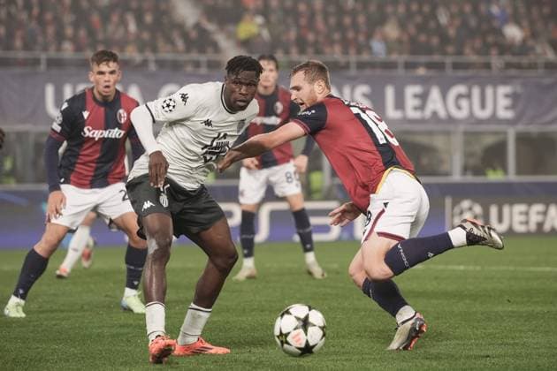 Bologna s Tommaso Pobega fights for the ball with Monaco s Wilfried Singo during the Uefa Champions League 2024 2025 soccer match between Bologna and Monaco at Renato Dall Ara Stadium - Soccer - Bologna, Italy - Tuesday November 5, 2024  Copyright: xMassimoxPaolone LaPressex