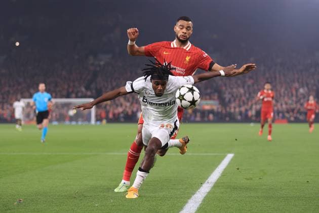 Fußball UEFA Champions League League-Phase Liverpool gegen Bayer Leverkusen 5. November 2024 UEFA Champions League League-Phase Liverpool gegen Bayer Leverkusen Cody Gakpo von Liverpool kämpft mit Jeremie Frimpong von Bayer Leverkusen Foto Simon Stacpoole Abseits Liverpool UK  Copyright: xSimonxStacpoolexOffside