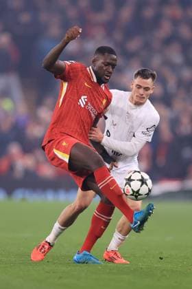 Fußball UEFA-Champions-League-Phase Liverpool gegen Bayer Leverkusen 5. November 2024 UEFA-Champions-League-Phase Liverpool gegen Bayer Leverkusen Ibrahima Konate von Liverpool im Zweikampf mit Florian Wirtz von Bayer Leverkusen Foto Simon Stacpoole Abseits Liverpool UK  Copyright: xSimonxStacpoolexOffside