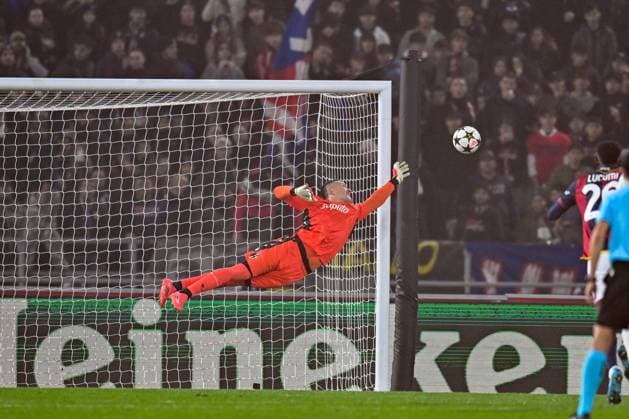 CALCIO - UEFA Champions League - Bologna FC vs AS Monaco Bologna s Lukasz Skorupski saves the ball during Bologna FC vs AS Monaco, UEFA Champions League football match in Bologna, Italy, November 05 2024 Bologna Italy  Copyright: xIPAxSport ABACAx