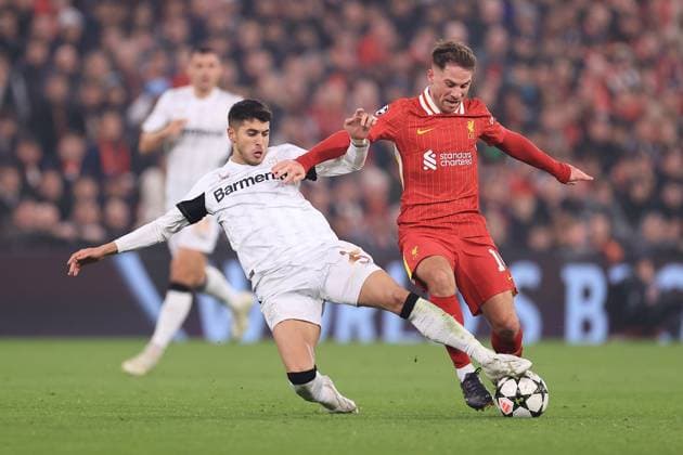 Fußball UEFA-Champions-League-Phase Liverpool gegen Bayer Leverkusen 5. November 2024 UEFA-Champions-League-Phase Liverpool gegen Bayer Leverkusen Exequiel Palacios von Bayer Leverkusen geht gegen Alexis Mac Allister von Liverpool vor Foto Simon Stacpoole Abseits Liverpool UK  Copyright: xSimonxStacpoolexOffside
