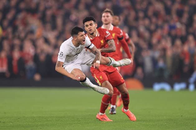 Fußball UEFA Champions League League-Phase Liverpool gegen Bayer Leverkusen 5. November 2024 UEFA Champions League League-Phase Liverpool gegen Bayer Leverkusen Exequiel Palacios von Bayer Leverkusen wird von Luis Diaz von Liverpool gefoult Foto Simon Stacpoole Abseits Liverpool UK  Copyright: xSimonxStacpoolexOffside
