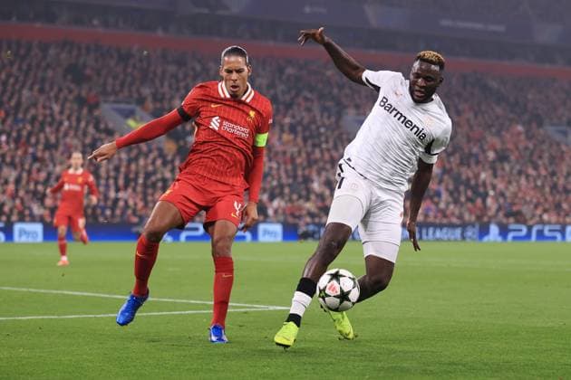 Fußball UEFA-Champions-League-Phase Liverpool gegen Bayer Leverkusen 5. November 2024 UEFA-Champions-League-Phase Liverpool gegen Bayer Leverkusen Victor Boniface von Bayer Leverkusen kämpft mit Virgil van Dijk von Liverpool Foto Simon Stacpoole Abseits Liverpool UK  Copyright: xSimonxStacpoolexOffside