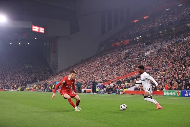 Fußball UEFA-Champions-League-Phase Liverpool gegen Bayer Leverkusen 5. November 2024 UEFA-Champions-League-Phase Liverpool gegen Bayer Leverkusen Nathan Tella von Bayer Leverkusen kämpft mit Conor Bradley von Liverpool in Anfield Foto Simon Stacpoole Offside Liverpool UK  Copyright: xSimonxStacpoolexOffside