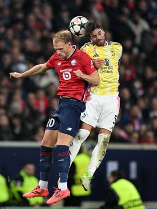 LILLE - (l-r) Mitchell Bakker of Lille OSC, Manuel Locatelli of Juventus FC during the UEFA Champions League match between Lille OSC and Juventus FC at the Pierre-Mauroy stadium on Nov. 5, 2024 in Lille, France. ANP Hollandse Hoogte UEFA Champions League 2024 25 League phase 4 2024 25 xVIxANPxSportx xGerritxvanxKeulenxIVx 512782225 originalFilename: 512782225.jpg