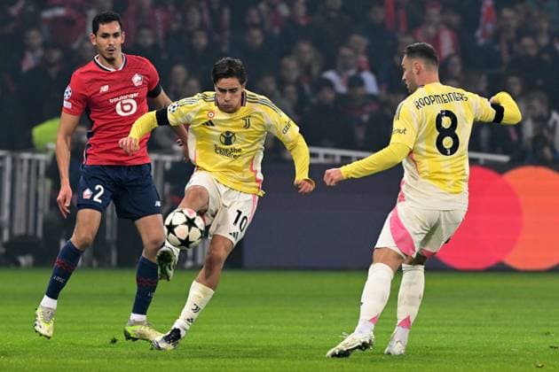 LILLE - (l-r) Aissa Mandi of Lille OSC, Kenan Yildiz of Juventus FC, Teun Koopmeiners of Juventus FC during the UEFA Champions League match between Lille OSC and Juventus FC at the Pierre-Mauroy stadium on Nov. 5, 2024 in Lille, France. ANP Hollandse Hoogte UEFA Champions League 2024 25 League phase 4 2024 25 xVIxANPxSportx xGerritxvanxKeulenxIVx 512782233 originalFilename: 512782233.jpg