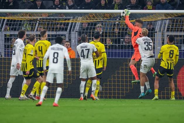 05 11 2024, Football, UEFA Champions League, Borussia Dortmund SK Sturm Graz, Matchday 4, Signal Iduna Park, 2024 2025 season Goalkeeper Gregor Kobel BVB 1 secures the ball in the penalty area North Rhine-Westphalia Germany