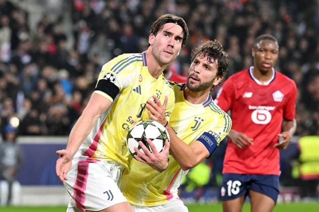 LILLE - (l-r) Dusan Vlahovic of Juventus FC and Manuel Locatelli of Juventus FC celebrate Dusan Vlahovic of Juventus FC s 1-1 draw during the UEFA Champions League match between Lille OSC and Juventus FC at the Pierre-Mauroy stadium on Nov. 5, 2024 in Lille, France. ANP Hollandse Hoogte UEFA Champions League 2024 25 League phase 4 2024 25 xVIxANPxSportx xGerritxvanxKeulenxIVx 512782291 originalFilename: 512782291.jpg