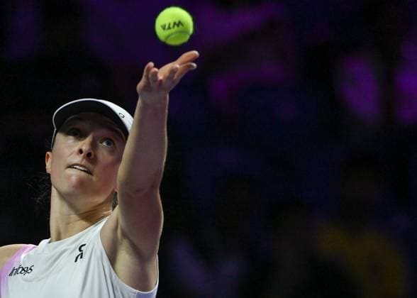 WTA, Tennis Damen Finals 2024 - Day 4 RIYADH, SAUDI ARABIA - NOVEMBER 05: Iga Swiatek of Poland during her match against Coco Gauff of USA, on day 4 of the 2024 WTA Finals, part of the Hologic WTA Tour, held at King Saud University Indoor Arena on November 05, 2024, in Riyadh, Saudi Arabia. Riyadh Saudi Arabia  Copyright: xArturxWidakx originalFilename:widak-wtafinal241105_np96y.jpg