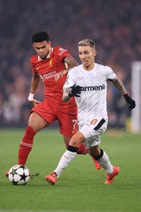 Fußball UEFA Champions League League-Phase Liverpool gegen Bayer Leverkusen 5. November 2024 UEFA Champions League League-Phase Liverpool gegen Bayer Leverkusen Alex Grimaldo von Bayer Leverkusen kämpft mit Luis Diaz von Liverpool Foto Simon Stacpoole Abseits Liverpool UK  Copyright: xSimonxStacpoolexOffside