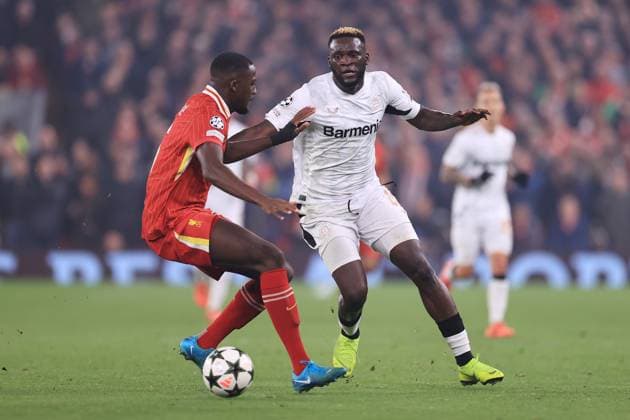 Fußball UEFA-Champions-League-Phase Liverpool gegen Bayer Leverkusen 5. November 2024 UEFA-Champions-League-Phase Liverpool gegen Bayer Leverkusen Victor Boniface von Bayer Leverkusen im Zweikampf mit Ibrahima Konate von Liverpool Foto Simon Stacpoole Abseits Liverpool UK  Copyright: xSimonxStacpoolexOffside