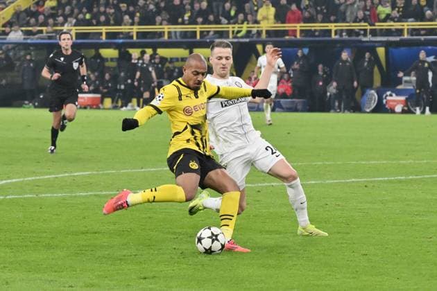 Donyell Malen Borussia Dortmund , left , scores the goal for 1 0 05 11 2024, Football UEFA Champions League 2024 25, Matchday 4 Borussia Dortmund SK Sturm Graz 1 0 Dortmund Signal Iduna Park Nordrhein Westfalen Germany Team2