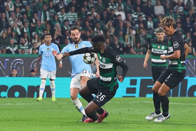 Ousmane Diomande of Sporting Lisbon blocks the ball by hand under pressure from Bernardo Silva of Manchester City and in consequences penalty is given Sporting Lisbon v Manchester City, UEFA Champions League, Group Stage, Football, Estadio Jose Alvalade, Lisbon, Portugal - 05 Nov 2024 EDITORIAL USE ONLY No use with unauthorised audio, video, data, fixture lists, club league logos or live services. Online in-match use limited to 120 images, no video emulation. No use in betting, games or single club league player publications.  Copyright: xMichaelxZemanek Shutterstockx 14863776cm