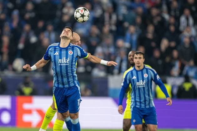 Marko Tolic in a head battle during UEFA Champions league match, SK Slovan Bratislava - GNK Dinamo Zagreb , 05. november 2024, Tehelne pole Stadium, Bratislava, Slovakia Copyright: xMICHALxFAJT,ZOSPORTU.SKx DSC_4647