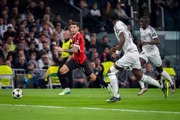 Real Madrid C.F. v AC Mailand - UEFA Champions League 2024 25 League Phase MD3 Christian Pulisic of AC Milan (L) in action with the ball during the UEFA Champions League 2024 25 League Phase MD4 match between Real Madrid C.F. and AC Milan at Estadio Santiago Bernabeu on November 5, 2024 in Madrid, Spain. Madrid Estadio Santiago Bernabeu Madrid Spain Copyright: xAlbertoxGardinx AGardin_20241105_Football_Champions_Real_Madrid_Milan_797