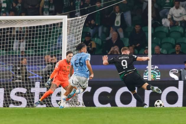 Sporting CP Vs Manchester City FC in Lisbon - 05 Nov 2024 Viktor Gyokeres (R)(Sporting CP) seen in action during the UEFA Champions League game between teams of Sporting CP and Manchester City FC. Final score; Sporting 4:1 Manchester City Lisbon Portugal Copyright: xMaciejxRogowskix xSOPAxImagesx MROGOWSKI_scpcity2425-18