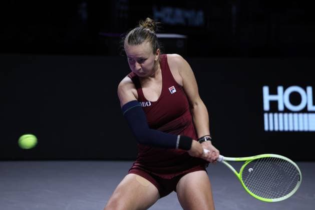 (241106) -- RIYADH, Nov. 6, 2024 -- Barbora Krejcikova of the Czech Republic hits a return during the round robin match against Jessica Pegula of the United States at WTA, Tennis Damen Finals tennis tournament in Riyadh, Saudi Arabia, Nov. 5, 2024. ) (SP)SAUDI ARABIA-RIYADH-TENNIS-WTA FINALS-DAY 4 LuoxChen 