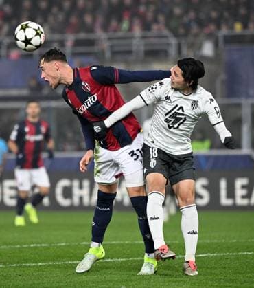 (241106) -- BOLOGNA, Nov. 6, 2024 -- Bologna s Sam Beukema (L) vies with Monaco s Minamino Takumi during the UEFA Champions League between Bologna and Monaco in Bologna, Italy, Nov. 5, 2024. (Photo by Xinhua) (SP)ITALY-BOLOGNA-FOOTBALL-UEFA CHAMPIONS LEAGUE-BOLOGNA VS MONACO AugustoxCasasoli 