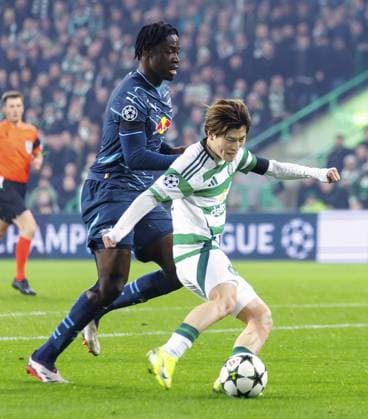Football: Champions League Kyogo Furuhashi (R) of Celtic plays in a Champions League football match against Leipzig on Nov. 5, 2024, in Glasgow.  A14AA0003691191P